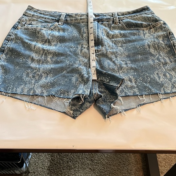 Judy Blue Cut Off High Rise Shorts Size 1XL - Picture 6 of 16
